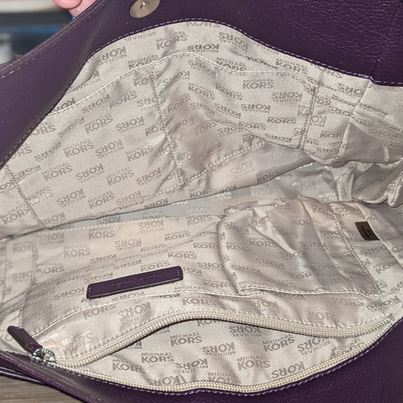 Michael Kors Hobo bag in purple. - Picture 2 of 4